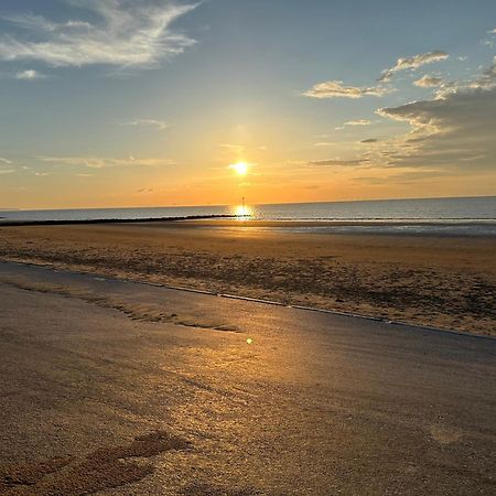 Beach Retreat With Hot Tub Sleeps 8 Prestatyn Exteriér fotografie