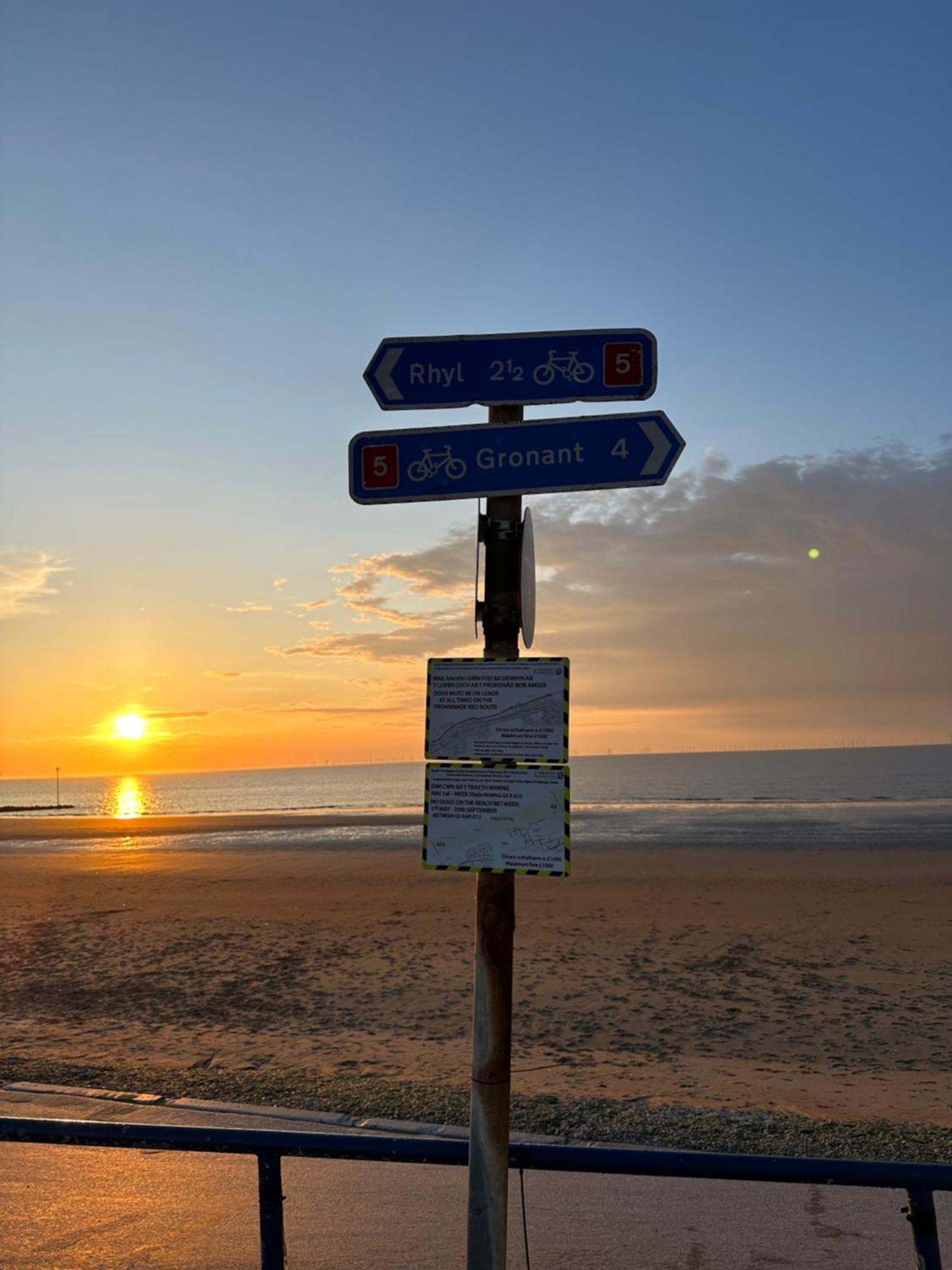 Beach Retreat With Hot Tub Sleeps 8 Prestatyn Exteriér fotografie